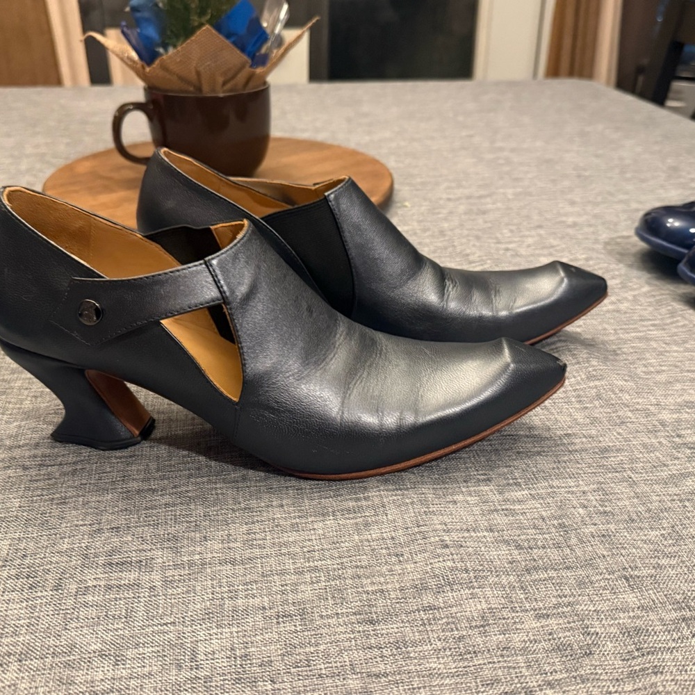 John Fluevog Black Curved Heel Shoes - Picture 1 of 7